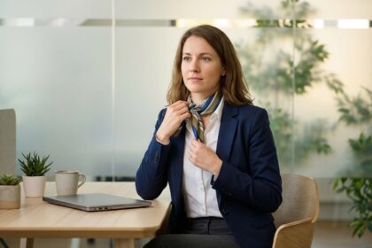 Femme en blazer élégant avec des accessoires au bureau