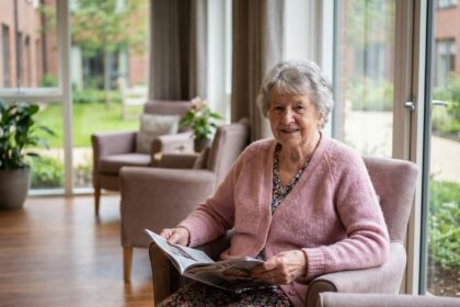 femme senior lisant un magazine sur les soins médicaux