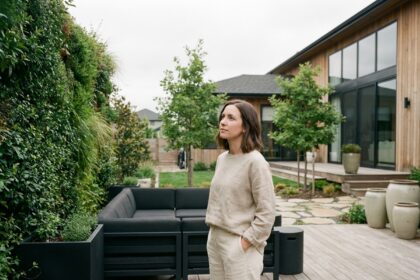 femme réfléchissant à l'aménagement de sa terrasse avec des plantes