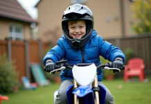 Prix du Yamaha PW 50 neuf : combien investir pour un véhicule enfant de qualité ? Garçon de 6 ans souriant sur sa moto dans le jardin