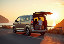 Peugeot Rifter 7 places au lever du soleil en bord de mer